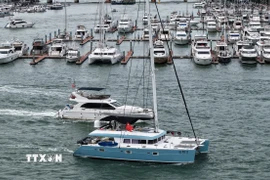 Tàu thuyền trở về nơi tránh trú bão ở thành phố Tam Á, đảo Hải Nam, Trung Quốc ngày 23/8/2025. (Ảnh: THX/TTXVN)