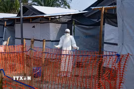 Nhân viên y tế làm việc tại trung tâm điều trị Ebola ở Bulape, CHDC Congo. (Ảnh: THX/TTXVN)