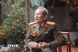 Ông Phạm Duy Đô hồi tưởng về ký ức ông cùng đồng đội tham gia bắt giữ Dương Văn Minh và nội các Chính phủ Việt Nam Cộng Hòa. (Ảnh: Vũ Quang/TTXVN)