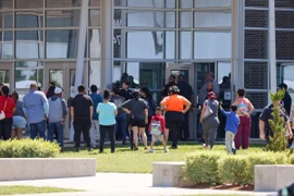 Phụ huynh học sinh có mặt tại trường học. (Ảnh: dallasnews)