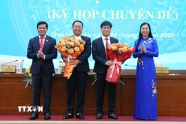 Lãnh đạo Tỉnh ủy Quảng Ngãi tặng hoa chúc mừng hai Phó Chủ tịch Ủy ban Nhân dân tỉnh Nguyễn Công Hoàng và Đỗ Tâm Hiển. (Ảnh: Phạm Cường/TTXVN)
