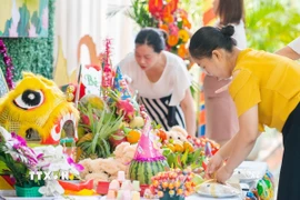 Giáo viên Trường mầm non Thanh Trì (Hoàng Mai, Hà Nội) chuẩn bị mâm cỗ Trung Thu. (Ảnh: Phạm Tuấn Anh/TTXVN)