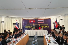 Đại tướng, Bộ trưởng Quốc phòng Thái Lan Natthaphon Narkphanit (phải, phía xa) và Đại tướng Tea Seiha, Phó Thủ tướng kiêm Bộ trưởng Quốc phòng Campuchia ký thoả thuận ngừng bắn đã được các Ban thư ký của Ủy ban Biên giới chung (GBC) hai nước thông qua về nguyên tắc, tại trạm kiểm soát biên giới ở tỉnh Chanthaburi (Thái Lan) ngày 27/12/2025. (Ảnh: THX/TTXVN)