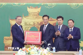 Tổng Bí thư Tô Lâm tặng quà cho Đảng bộ, chính quyền và nhân dân tỉnh Hưng Yên. (Ảnh: Thống Nhất/TTXVN)
