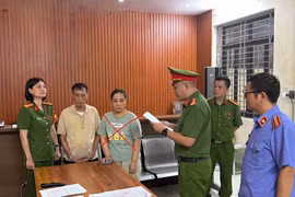 Cơ quan Cảnh sát điều tra Công an tỉnh Hưng Yên thi hành lệnh bắt bị can để tạm giam đối với Bùi Thị Hoài. (Ảnh: Công an tỉnh Hưng Yên)