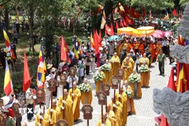 Xá lợi Đức Phật được cung rước về chùa Bái Đính. (Ảnh: Đức Phương/TTXVN)