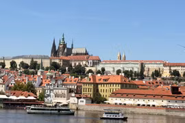 Toàn cảnh quần thể lâu đài Prague cổ kính bên dòng sông Vltava. (Ảnh: Trần Hòa/TTXVN)