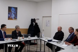 Đại sứ Việt Nam tại Đức Nguyễn Đắc Thành làm việc với đồng Trưởng ban Đối ngoại của Đảng Cánh tả, ông Wulf Gallert. (Ảnh: Thùy Linh/TTXVN)