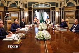 Ngoại trưởng Saudi Arabia Faisal bin Farhan Al Saud (thứ 4, trái), Ngoại trưởng Nga Sergey Lavrov (phải), Cố vấn của Tổng thống Nga về chính sách đối ngoại Yuri Ushakov (thứ 2, phải), Ngoại trưởng Mỹ Marco Antonio Rubio (thứ 2, trái), Cố vấn an ninh quốc gia Mỹ Mike Waltz (thứ 3, trái) và Đặc phái viên Mỹ về Trung Đông Steve Witkoff (trái) tại cuộc đàm phán ở Riyadh, Saudi Arabia, ngày 18/2/2025. (Ảnh: Reuters/TTXVN)
