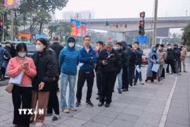 Nhiều người đã đến sớm để xếp hàng chờ đợi, dù thời gian làm việc chính thức tại Bộ phận Tiếp nhận và Trả kết quả giải quyết thủ tục hành chính của Sở Giao thông Vận tải Hà Nội ở số 2 Phùng Hưng (quận Hà Đông). (Ảnh: Hoàng Hiếu/TTXVN)
