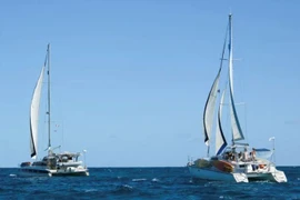 Hai chiếc thuyền buồm Friendship và Tigger Moth, chở hàng viện trợ nhân đạo cho Cuba rời đảo Isla Mujeres, bang Quintana Roo, hôm 21/3. (Ảnh: Reuters)
