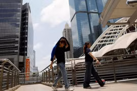 Một người đàn ông Thái Lan che chắn bản thân khỏi ánh nắng Mặt Trời trong thời tiết nóng bức ở Bangkok, Thái Lan. (Ảnh: EPA)