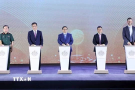 Thủ tướng Phạm Minh Chính và các đại biểu thực hiện nghi thức Khởi công Dự án khu phức hợp đô thị, du lịch sinh thái, sân golf tại huyện Khoái Châu, tỉnh Hưng Yên (Trump International Hung Yen). (Ảnh: Phạm Kiên/TTXVN)