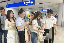 Hành khách đi metro Bến Thành-Suối Tiên tại nhà ga Bến Thành. (Ảnh: Thanh Vũ/TTXVN)