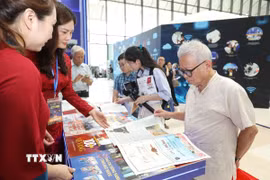 Đại biểu tham quan gian trưng bày ấn phẩm của Thông tấn xã Việt Nam tại Hội báo toàn quốc năm 2025. (Ảnh: Lê Đông/TTXVN)
