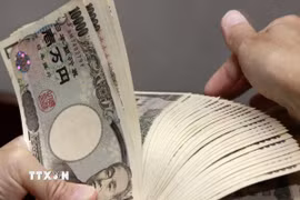 Kiểm tiền mệnh giá 10,000 yen tại ngân hàng ở Tokyo, Nhật Bản. (Nguồn: Kyodo/TTXVN)