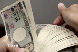 Kiểm tiền mệnh giá 10,000 yen tại ngân hàng ở Tokyo, Nhật Bản. (Ảnh: Kyodo/TTXVN)