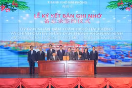 Các đồng chí lãnh đạo thành phố Hải Phòng và lãnh đạo Khu tự trị dân tộc Choang, Quảng Tây, Trung Quốc chứng kiến lễ ký kết bản ghi nhớ về kế hoạch giao lưu hợp tác năm 2025 giữa Ủy ban Nhân dân thành phố Hải Phòng và chính quyền nhân dân thành phố Nam Ninh. (Ảnh: Báo An ninh Hải Phòng)