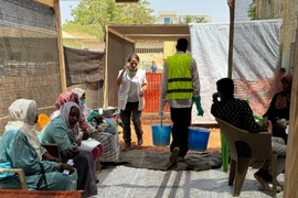 Bệnh nhân mắc tả được điều trị tại trung tâm y tế ở Kosti, bang White Nile, Sudan. (Ảnh: THX/TTXVN)