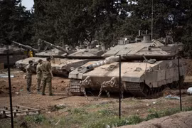 Binh sỹ và xe quân sự Israel triển khai gần biên giới với Liban. (Ảnh: THX/TTXVN)
