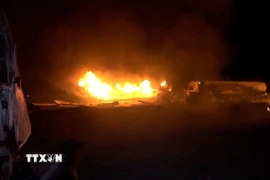 Khói lửa bốc lên sau vụ không kích của Mỹ vào cảng dầu Ras Isa ở Hodeidah, Yemen, ngày 17/4/2025. (Ảnh: THX/TTXVN)