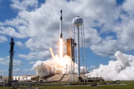 Tên lửa đẩy Falcon 9 của SpaceX rời bệ phóng tại Trung tâm vũ trụ Kennedy ở Florida, Mỹ. (Ảnh: THX/TTXVN)