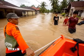 Cảnh ngập lụt sau những trận mưa lớn tại Padang Pariaman, Tây Sumatra, Indonesia. (Ảnh: THX/TTXVN)