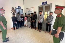 Lực lượng chức năng tỉnh Đắk Lắk xử lý nhóm học sinh tụ tập hỗn chiến. (Ảnh: Công an cung cấp)