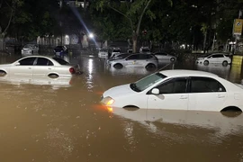 Nhiều phương tiện bị ngập một phần trong nước lũ sau trận mưa lớn gây ra tình trạng ngập úng nghiêm trọng trên các tuyến phố ở Nairobi. (Ảnh: AA)