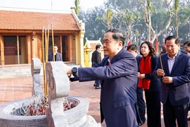 Chủ tịch Quốc hội Trần Thanh Mẫn dâng hương, tưởng nhớ Trưởng Ban Thường trực Quốc hội Bùi Bằng Đoàn. (Ảnh: Doãn Tấn/TTXVN)