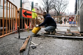 Công nhân xây dựng làm việc tại New York, Mỹ. (Ảnh: THX/TTXVN)