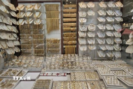 Trang sức vàng được bày bán tại tiệm kim hoàn ở Beirut, Liban. (Ảnh: THX/TTXVN)