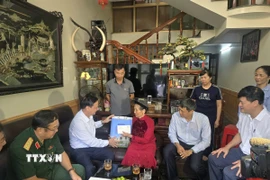 Phó Chủ tịch Quốc hội Nguyễn Khắc Định thăm, tặng quà cho bà Nguyễn Thị Diễm (vợ Liệt sĩ tại phường Hà Lầm, tỉnh Quảng Ninh). (Ảnh: Thanh Vân/TTXVN)