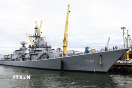 Tàu khu trục INS Delhi của Hải quân Ấn Độ cập cảng Tiên Sa bắt đầu chuyến thăm thành phố Đà Nẵng. (Ảnh: Trần Lê Lâm/TTXVN)