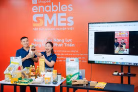 Các đại diện được thực hành dẫn dắt phiên livestream trên sàn với sự hướng dẫn từ các đối tác giàu kinh nghiệm của Shopee.