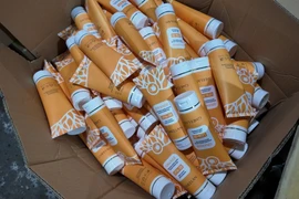 Mỹ phẩm giả bị thu giữ. (Ảnh: Báo Công an nhân dân)