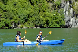 Du khách trải nghiệm chèo thuyền kayak, thuyền tay trên vịnh Hạ Long. (Ảnh: Thanh Vân/TTXVN)