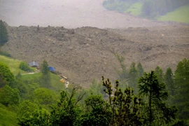 Trận lở đất đã khiến nhiều ngôi nhà bị ngập dưới khối bùn. (Ảnh: AP)