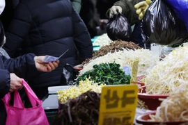 Người dân đi mua sắm tại chợ Gyeongdong ở quận Dongdaemun. (Nguồn: Yonhap)