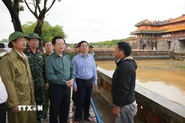 Phó Thủ tướng Mai Văn Chính kiểm tra tình hình ngập lụt tại Đại Nội Huế. (Ảnh: Mai Trang/TTXVN)