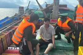 Cán bộ, chiến sỹ Đồn Biên phòng Côn Đảo thăm hỏi, chăm sóc y tế thuyền viên tàu cá BT 93839 TS. (Ảnh: TTXVN phát)