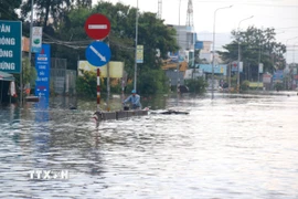 Quốc lộ 1A đoạn qua địa bàn phường Hàm Thắng (Lâm Đồng) bị ngập sâu trong nước. (Ảnh: Nguyễn Thanh/TTXVN)
