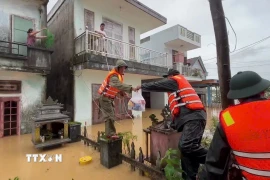Cán bộ, chiến sỹ Lữ đoàn 575 trao tặng 200 suất ăn cho đồng bào vùng lũ Hòa Tiến, Đà Nẵng. (Ảnh: TTXVN phát)