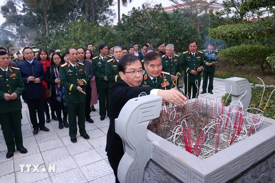 Phó Bí thư Đảng ủy, Phó Tổng Giám đốc TTXVN Nguyễn Tuấn Hùng dâng hương tại tưởng niệm Chủ tịch Hồ Chí Minh tại Sư đoàn 304. (Ảnh: Văn Điệp/TTXVN)