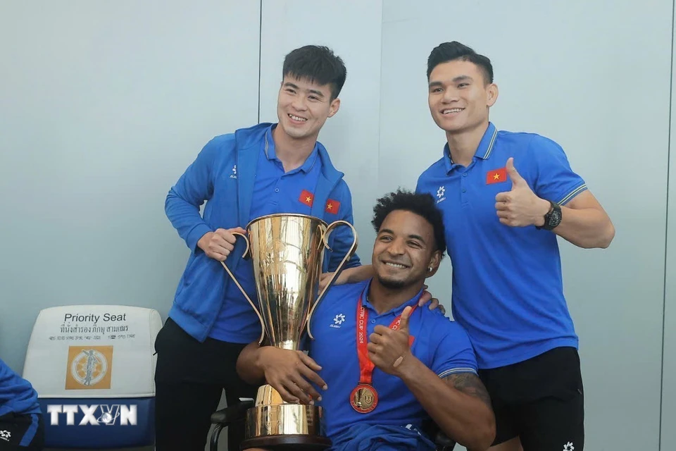 Xuân Son, Duy Mạnh và Xuân Mạnh cùng chiếc cúp vô địch ASEAN Cup 2024 tại Sân bay quốc tế Suvarnabhumi (Bangkok) trước giờ khởi hành về nước, trưa 6/1. (Ảnh: Minh Quyết/TTXVN)