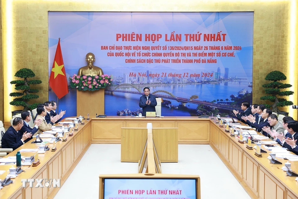 Thủ tướng Phạm Minh Chính chủ trì Phiên họp lần thứ nhất của Ban Chỉ đạo thực hiện thí điểm một số cơ chế, chính sách đặc thù phát triển thành phố Đà Nẵng. (Ảnh: Dương Giang/TTXVN)