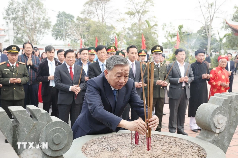 Tổng Bí thư Tô Lâm dâng hương tại Đền thờ Triệu Việt Vương (xã Phạm Hồng Thái, huyện Khoái Châu). (Ảnh: Thống Nhất/TTXVN)