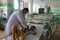 Bác sĩ Khoa Nhi, Bệnh viện Đa khoa Bà Rịa thăm khám cho bệnh nhân ngộ độc thực phẩm nghi do ăn bánh mỳ. (Ảnh: Hoàng Nhị/TTXVN)