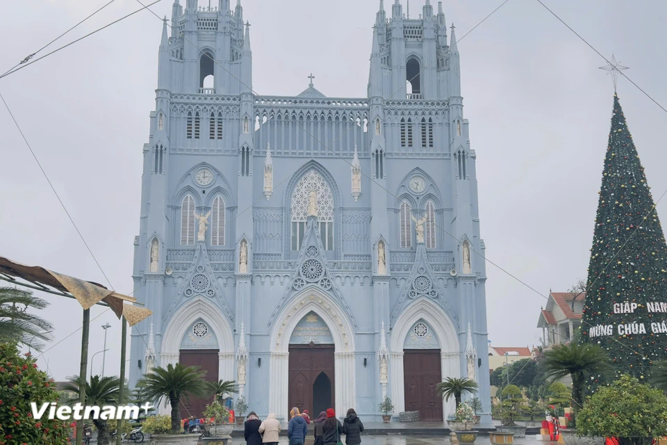 Tính đến thời điểm hiện tại, Vương cung Thánh đường Phú Nhai (Xuân Phương, huyện Xuân Trường, tỉnh Nam Định) tên đầy đủ là Vương cung Thánh đường Đức Mẹ Vô nhiễm Nguyên tội Phú Nhai có quy mô lớn nhất Đông Nam Á. Ngôi Thánh đường được xây dựng theo kiến trúc Gothic Pháp, thuộc giáo phận Bùi Chu, được xây dựng vào năm 1866. (Ảnh: Vietnam+)