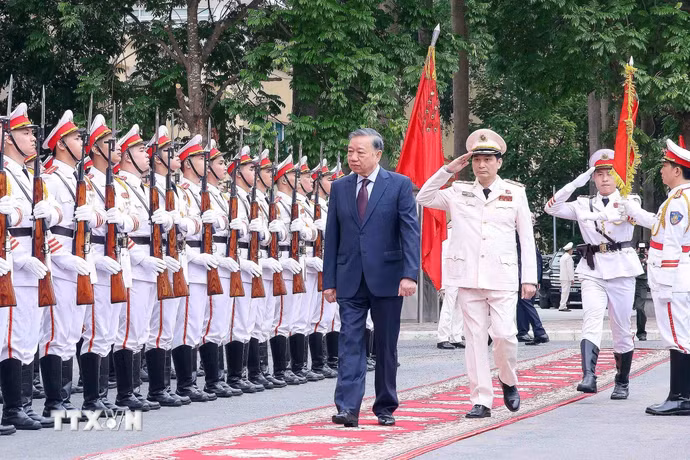 Tổng Bí thư, Chủ tịch nước Tô Lâm duyệt Đội danh dự Công an nhân dân. (Ảnh: Thống Nhất/TTXVN)